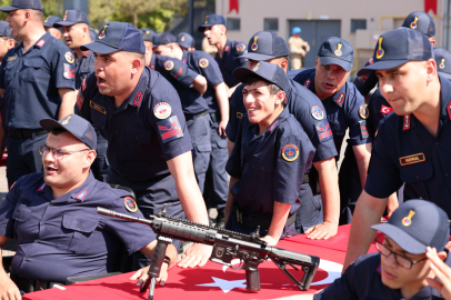 Aksaray’da özel gençler üniforma giyip bir günlüğüne asker oldu