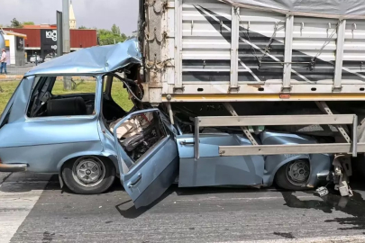 AKSARAY’DA KAVŞAKTA KORKUNÇ KAZA: OTOMOBİL TIRA GİRDİ, SÜRÜCÜ AĞIR YARALI
