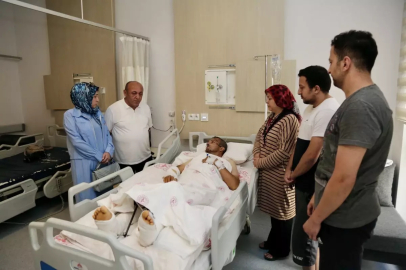 EHLİYETSİZ SÜRÜCÜ POLİSE ÇARPTI: 1 POLİS YARALI, SÜRÜCÜ TUTUKLANDI