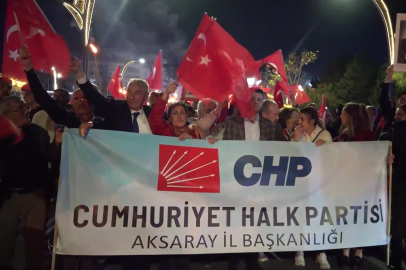 Aksaray Kırmızı Beyaza Büründü: Binler Fenerlerle Cumhuriyet İçin Yürüdü