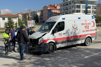 HASTA TAŞIYAN AMBULANS KAZA YAPTI