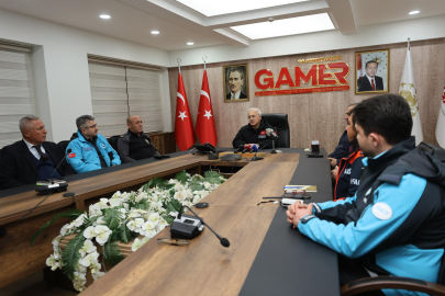 AKSARAY’DA YOĞUN KAR YAĞIŞI ULAŞIMI AKSATTI, MAHSUR KALAN ARAÇLAR KURTARILIYOR
