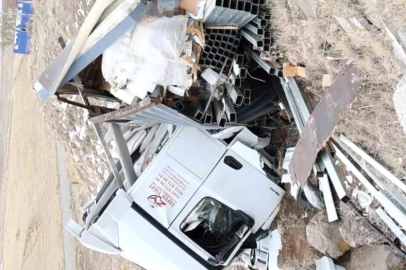 Aksaray–Adana yolunda tır kazası: Demir yüklü araç şarampole yuvarlandı