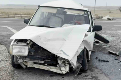 Aksaray’da Tır ile Otomobil Çarpıştı: 2’si Bebek 5 Yaralı