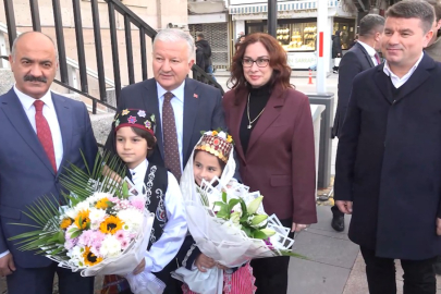 Vali Duru  "ne mutlu Atatürk ve dava arkadaşlarının kurduğu Türkiye Cumhuriyeti Devleti’ne hizmet edenlere.”