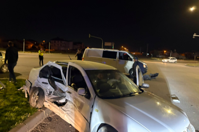 KAVŞAKTA KORKUTAN KAZA: ARAÇ TAKLA ATTI, FACİA UCUZ ATLATILDI
