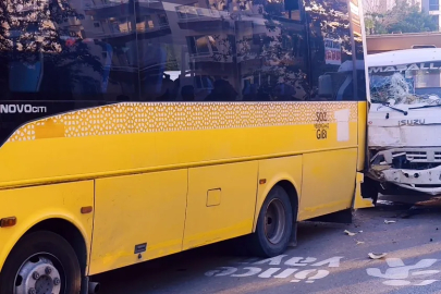YAYA GEÇİDİNDE DURAN HALK OTOBÜSÜNE KAMYONET ÇARPTI: 1 YOLCU YARALANDI