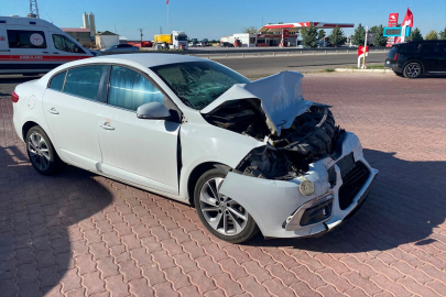 AKSARAY'DA OTOMOBİL ÇİMENTO TANKERİNE ÇARPTI: 5 KİŞİ YARALANDI