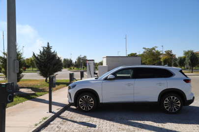 ASÜ KAMPÜSÜNDE ELEKTRİKLİ ARAÇ ŞARJ İSTASYONLARI HİZMETE GİRDİ