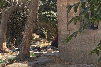 KAFELER CADDESİ’NDE TEDİRGİNLİK: HARABE ALAN GÜNÜN HER SAATİ YASAKLI MADDE KULLANIMI İÇİN KULLANILIYOR