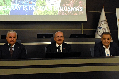 Bakan Şimşek Aksaray’da iş dünyasıyla bir araya geldi