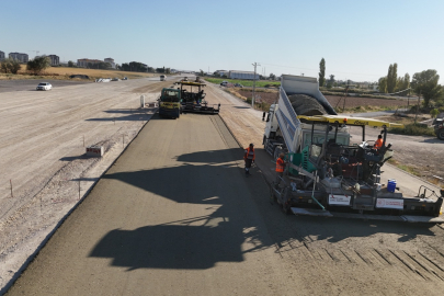 AKSARAY'DA YENİ ÇEVRE YOLUNDA SICAK ASFALT ÇALIŞMASI BAŞLADI