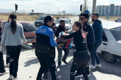 Aksaray’da Üniversite Kavşağı’nda Kaza: 2 Sürücü Yaralandı