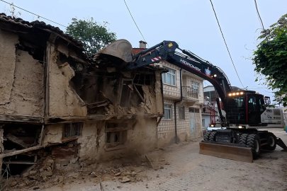 Bursa Yenişehir'in kırsalındaki metruk binalar da yıkılıyor