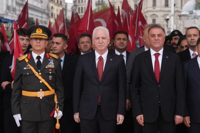 Cumhuriyetin 103. yılı için Taksim'de çelenk