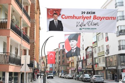 BELEDİYEDEN BİR BAYRAK İSTEDİLER, BİR GECEDE BÜTÜN CADDE  BAYRAKLARLA DONATILDI